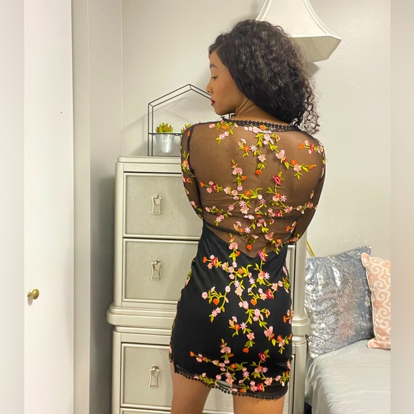 Black and floral dress - Picture 4 of 5